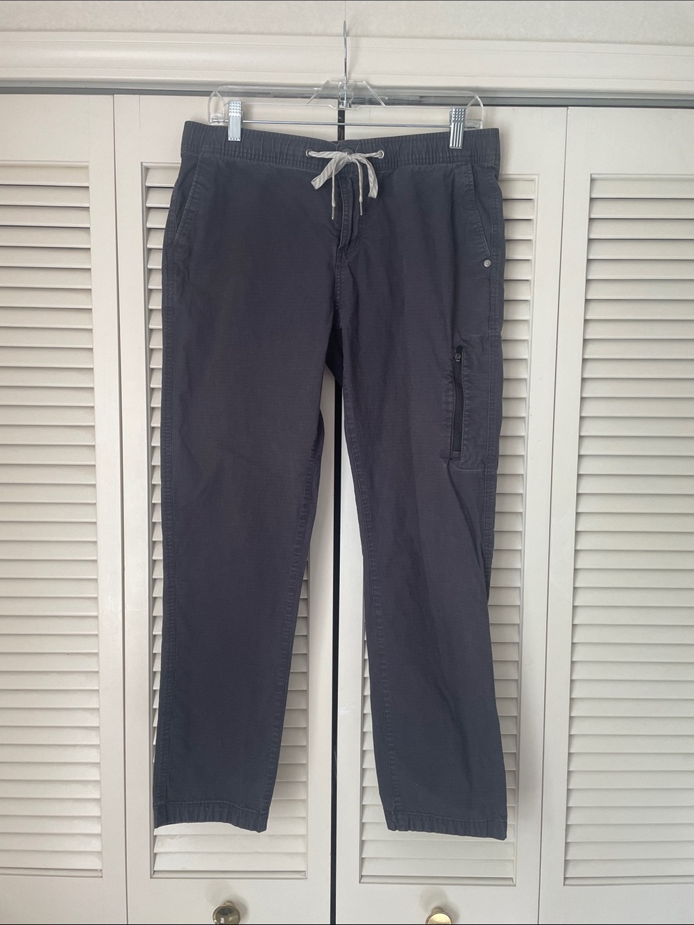 Vuori Women’s ripstop pants Sz L charcoal zipper button front w/ tie stretch